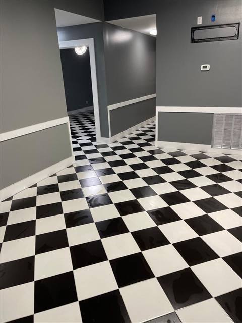 Piso de azulejo en ajedrez blanco y negro