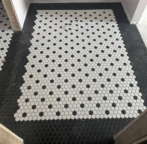 Piso de mosaico hexagonal con borde negro