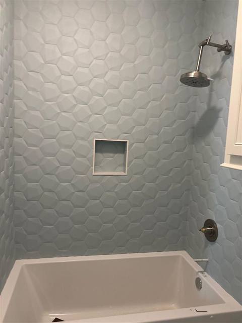 Bañera revestida con hexágonos 3D